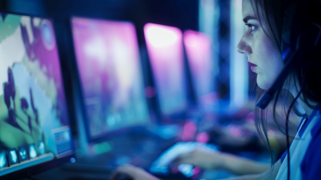 Frau spielt am Gaming-PC
